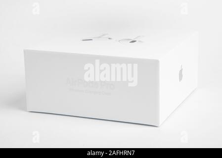 Vidalia, Géorgie / USA - 14 décembre 2019 - Un produit studio shot of emballage blanc fort de l'Apple Pro AirPods situé sur une couleur unie backgrou Banque D'Images