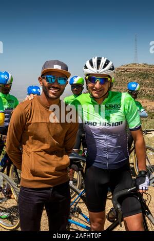 L'Éthiopie, du Tigré, Mekele, éthiopien international road cyclist Tsgabu Grmay, avec la Maison de Vacances Vélo Ethio Richard Nerurkar Banque D'Images