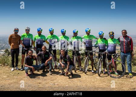 L'Éthiopie, du Tigré, Mekele, vélo route locale avec l'équipe cycliste routier international éthiopien Tsgabu Grmay, parrainé par Ethio Séjours à vélo Banque D'Images