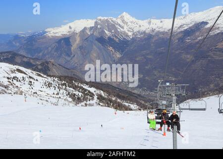 VALLOIRE, FRANCE - Le 23 mars 2015 : rendez-vous l'ascenseur jusqu'à la station de Galibier-Thabor en France. La station est située à Valmeinier et Valloire et h Banque D'Images