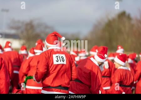 L'Oxfordshire, UK - 14 décembre 2019 : Des gens habillés en Père Noël prendre part à la course annuelle du père. Banque D'Images