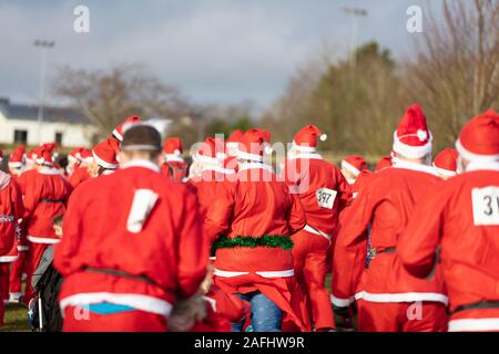 L'Oxfordshire, UK - 14 décembre 2019 : Des gens habillés en Père Noël prendre part à la course annuelle du père. Banque D'Images