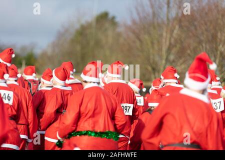 L'Oxfordshire, UK - 14 décembre 2019 : Des gens habillés en Père Noël prendre part à la course annuelle du père. Banque D'Images