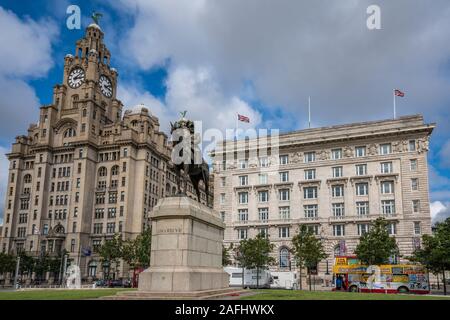 LIVERPOOL, Royaume-Uni - 11 août : c'est le Royal Liver Building et Cunard building qui sont des sites célèbres le long de la zone riveraine sur Au Banque D'Images