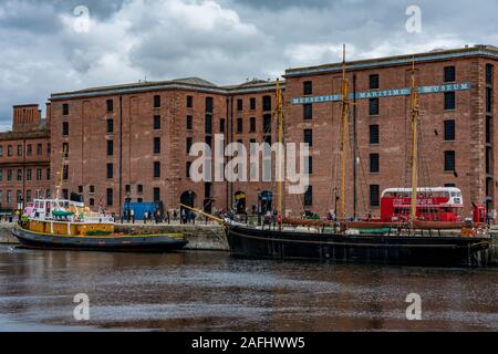 LIVERPOOL, Royaume-Uni - 11 août : Voir des bâtiments traditionnels avec des bateaux amarrés au célèbre Royal Albert Dock le 11 août 2019 à Liverpool Banque D'Images