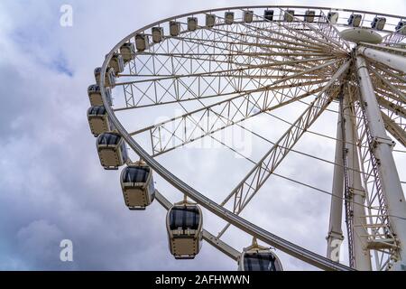 LIVERPOOL, Royaume-Uni - 11 août : c'est la roue de Liverpool, une attraction touristique à Keel Wharf sur le Royal Albert Dock le 11 août 2019 Banque D'Images