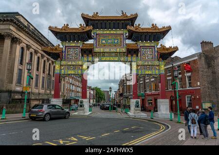 LIVERPOOL, Royaume-Uni - 11 août : c'est l'entrée de Chinatown, un quartier culturel historique où de nombreux magasins et restaurants chinois sont locat Banque D'Images