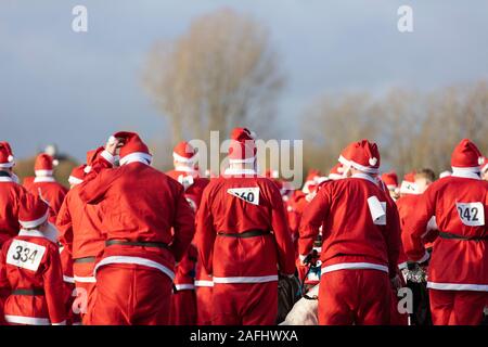 L'Oxfordshire, UK - 14 décembre 2019 : Des gens habillés en Père Noël prendre part à la course annuelle du père. Banque D'Images