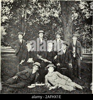 . Le New England Magazine. Pouvoirs J. ••M FREDERICK W. THOMPSON ••C RALPH O. ANDERSON. ••M SAMUEL A. WAYCOTT. •M C pour l'évaluateur. Voter pour l'un George E. HART. ••C ,.M,, FRANK C. SIMPSON. -C CHARLES W. JORGENSEN • ? C BARNEY HILL. M C W FREDERICK THOMPSON.  ?M. C Pour le commissaire de la rue. Voter pour l'un. j BARNEY HILL. 1 M GEORGE E. HICKS. C FREDERICK HILL. Comité des maires SAMUEL W. WEBBER. Comité de citoyens FREDERICK W. THOMPSON. SAMUEL F. BUTLER. JOSEPH A. CARR. GEORGE THOMAS. Bulletin officiel. c vr-r. ^ sévèrement. Quatre grandes goélettes whichdragged leurs ancrages à leur moor-ings entre Thompsons Banque D'Images