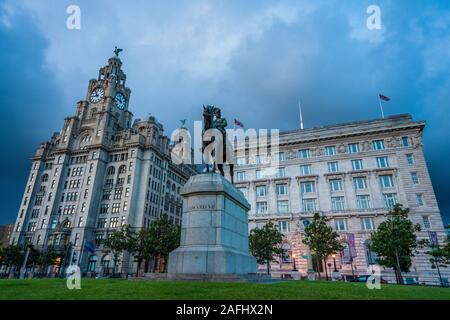 LIVERPOOL, Royaume-Uni - 11 août : c'est une soirée voir du Royal Liver Building et Cunard building qui sont des sites célèbres le long de la wa Banque D'Images