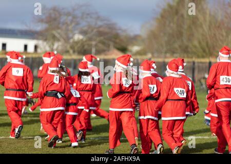 L'Oxfordshire, UK - 14 décembre 2019 : Des gens habillés en Père Noël prendre part à la course annuelle du père. Banque D'Images