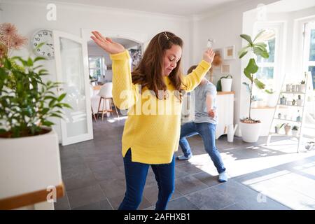Le syndrome de Down jeune couple Dancing at Home Together Banque D'Images