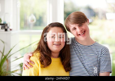 Portrait de jeunes aimant le syndrome de Down ou deux ensemble, à la maison Banque D'Images