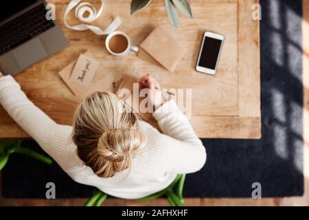 Passage tourné à la femme dans l'écriture sur carte de remerciement générique Banque D'Images