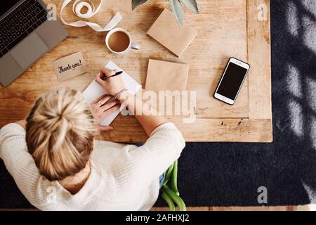 Passage tourné à la femme dans l'écriture sur carte de remerciement générique Banque D'Images