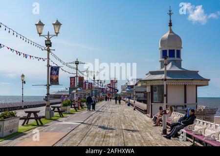 BLACKPOOL, Royaume-Uni - 12 août : Vue de la jetée nord de Blackpool, une destination touristique populaire le long de la mer sur une journée ensoleillée le 12 août Banque D'Images