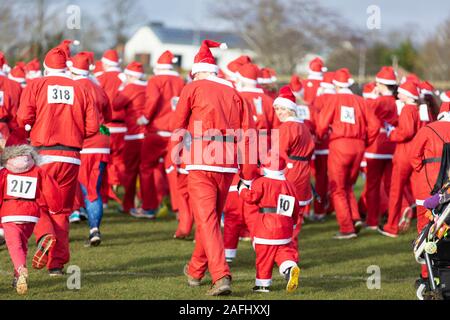 L'Oxfordshire, UK - 14 décembre 2019 : Des gens habillés en Père Noël prendre part à la course annuelle du père. Banque D'Images