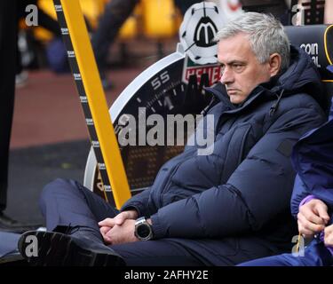 Wolverhampton, West Midlands, Royaume-Uni. 15 Décembre, 2019. Tottenham Hotspur manager Jose Mourinho dans l'étang à Molineux. Banque D'Images