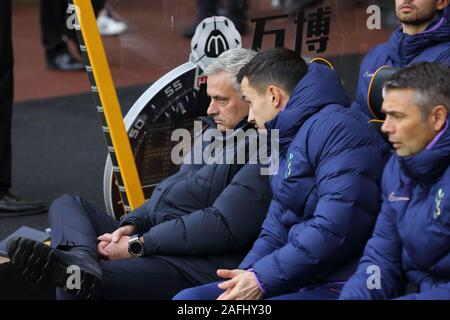 Wolverhampton, West Midlands, Royaume-Uni. 15 Décembre, 2019. Tottenham Hotspur manager Jose Mourinho dans l'étang à Molineux. Banque D'Images