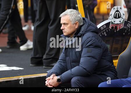 Wolverhampton, West Midlands, Royaume-Uni. 15 Décembre, 2019. Tottenham Hotspur manager Jose Mourinho dans l'étang à Molineux. Banque D'Images