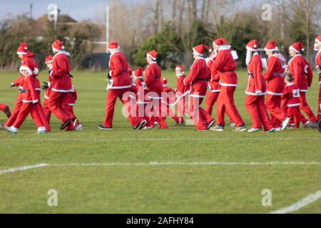 L'Oxfordshire, UK - 14 décembre 2019 : Des gens habillés en Père Noël prendre part à la course annuelle du père. Banque D'Images