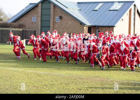 L'Oxfordshire, UK - 14 décembre 2019 : Des gens habillés en Père Noël prendre part à la course annuelle du père. Banque D'Images