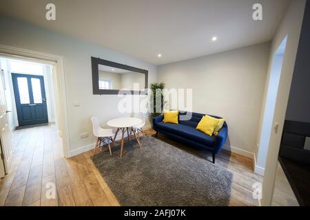 Un salon et un couloir dans la chambre nouvellement décorée Banque D'Images