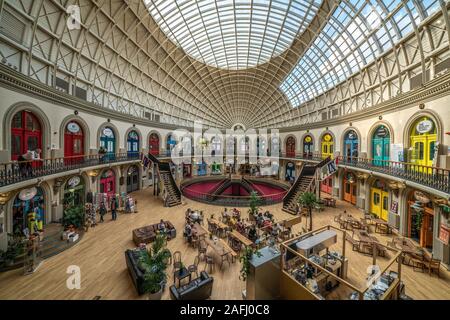 LEEDS, Royaume-Uni - 13 août : c'est l'architecture intérieure de l'édifice Corn Exchange, un bâtiment historique de style victorien qui est maintenant un bout Banque D'Images