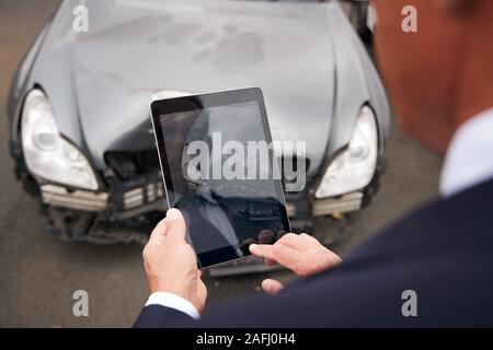 Sinistres assurance Taking Picture With Digital Tablet de dommages à l'accident de voiture Motor Banque D'Images