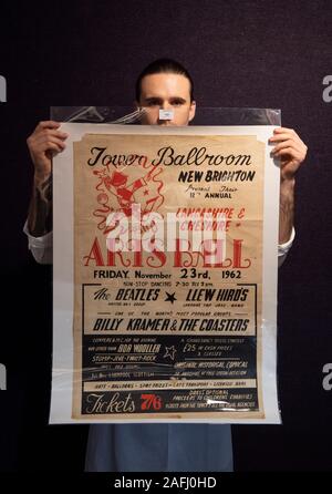 Bonhams, Londres, Royaume-Uni. 16 décembre 2019. Souvenirs de divertissement Vente Aperçu. La vente a lieu le 17 décembre à Bonhams Knightsbridge. De droit : les Beatles : Rare Affiche de concert pour "Les Arts Ball', le 23 novembre 1962. Estimation : € 15,000-18,000. Credit : Malcolm Park/Alamy Live News. Banque D'Images