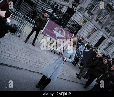 Rapports de télévision russe UKFM protester à Downing Street le jour après l'élection générale de 2019 au Royaume-Uni Banque D'Images