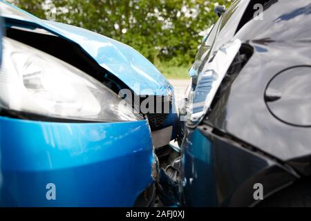 Close Up de deux voitures endommagées dans un accident de la circulation routière Banque D'Images