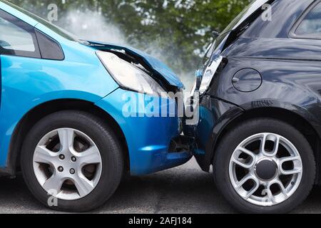 Close Up de deux voitures endommagées dans un accident de la circulation routière Banque D'Images