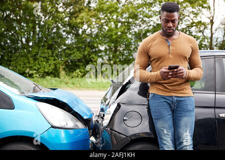 Automobiliste mâle impliqué dans Accident de voiture Compagnie d'assurance ou d'appeler le Service de récupération Banque D'Images