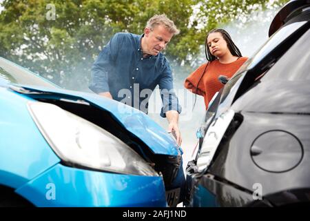 Deux automobilistes en colère sur la responsabilité de l'accident de voiture Banque D'Images