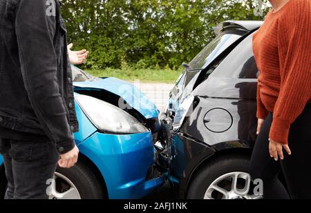Deux automobilistes en colère sur la responsabilité de l'accident de voiture Banque D'Images