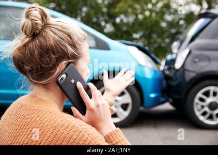 Automobiliste femelle impliqué dans Accident de voiture Compagnie d'assurance ou d'appeler le Service de récupération Banque D'Images