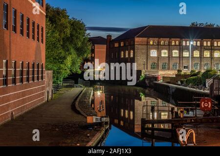 NOTTINGHAM, Royaume-Uni - 15 août : Il s'agit d'un soir voir de vieux bâtiments de style industriel le long de la rivière le 15 août 2019 à Nottingham Banque D'Images