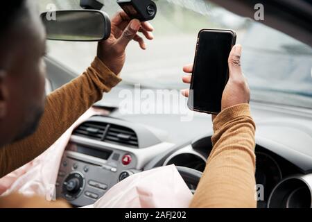 Automobiliste mâle impliqué dans accident de voiture Transfert de Dash Cam pour réclamation d'assurance Banque D'Images