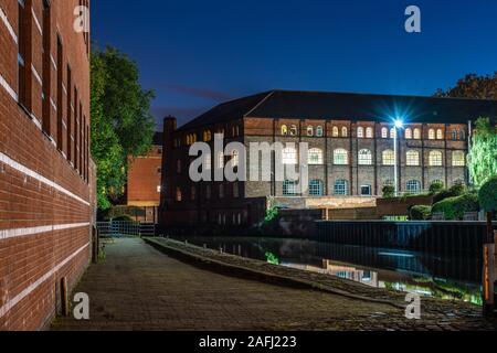 NOTTINGHAM, Royaume-Uni - 15 août : Il s'agit d'un soir voir de vieux bâtiments de style industriel le long de la rivière le 15 août 2019 à Nottingham Banque D'Images