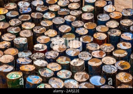 Rusty sale abandonné tous les fûts d'huile et frappé avec des signes de fuite, un exemple concret de l'environnement à travers la pollution des déchets industriels Banque D'Images