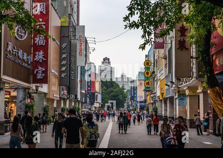 GUANGZHOU, CHINE - le 24 octobre : c'est une rue piétonne Shangxiajiu rue commerçante populaire dans le centre-ville le 24 octobre 2018 à Guangzhou Banque D'Images