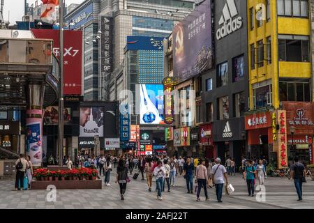 GUANGZHOU, CHINE - le 24 octobre : c'est Beijing Road, l'une des principales rues commerçantes et destination touristique populaire le 24 octobre 2018 à Guangzhou Banque D'Images