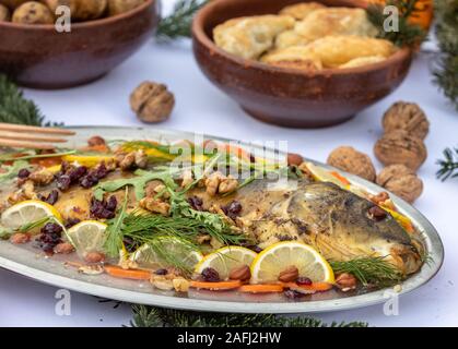 Carp avec citron, les noix et les raisins secs sur la plaque Banque D'Images