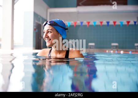 Nageuse Wearing Hat et lunettes de piscine dans la formation Banque D'Images