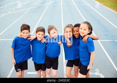Portrait d'enfants d'athlétisme de l'Équipe sur la bonne voie sur la Journée des sports Banque D'Images