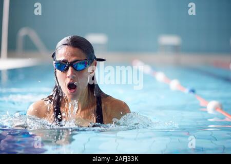 Femme portant ces lunettes de natation en piscine Formation Banque D'Images