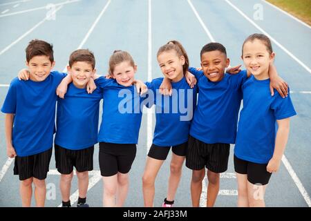 Portrait d'enfants d'athlétisme de l'Équipe sur la bonne voie sur la Journée des sports Banque D'Images