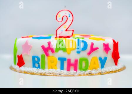 Grand beau gâteau pour un joyeux anniversaire Banque D'Images