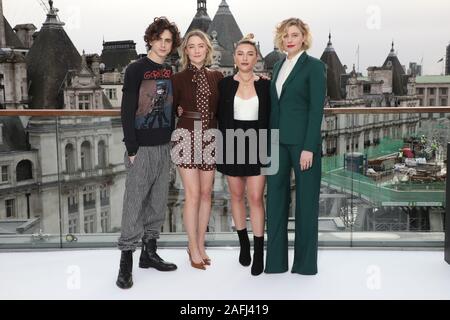 (De gauche à droite) Timothée Chalamet, Saoirse Ronan, Greta Gerwig et Florence Pugh, assister à la petite femme a tenu une séance au Corinthia, Londres. Banque D'Images